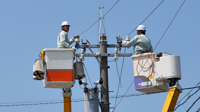 引込線工事の作業風景(株式会社鳴和電気商会)